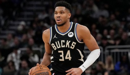 星空体育APP-里弗斯：字母哥没有回归时间表 球队没有考虑让他缺席剩余比赛|雄鹿|安特托昆博|吉安尼斯·安特托孔波|奥斯汀-里弗斯|密尔沃基雄鹿队_新浪体育_新浪新闻