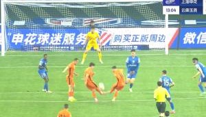 双人射门！侯永永、约尼查两人弧顶处同时起脚，可惜将球打高