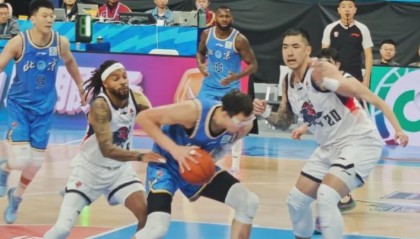 星空体育-目送压哨绝杀！周琦暴怒！这样咋打NBA啊...